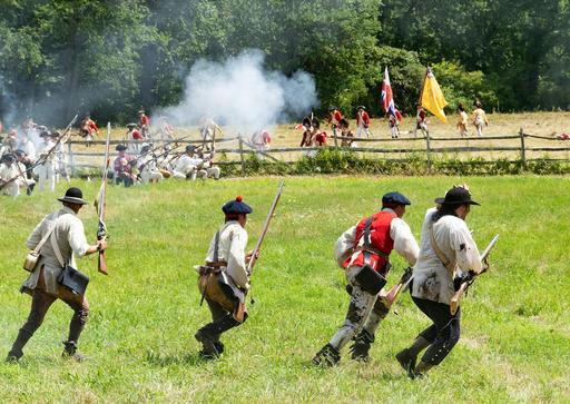 revolutionary war renactors on battlefield
