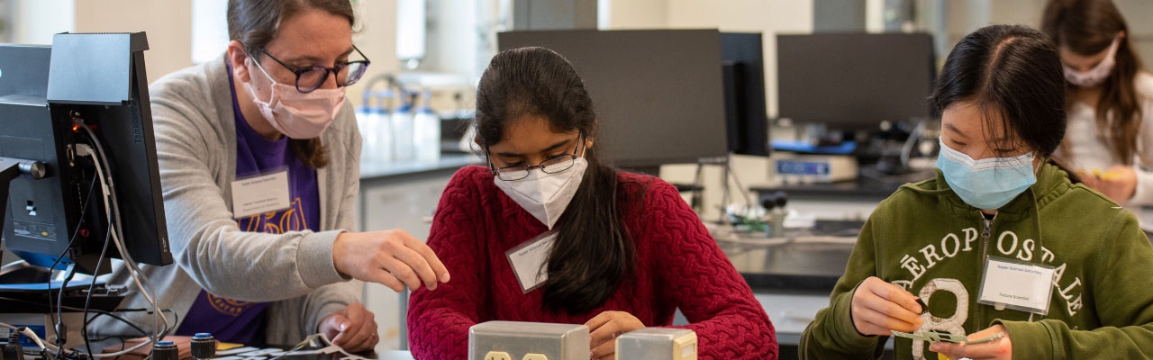 students working with faculty in lab