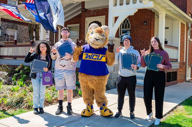 Graduating and Scholarship Recipient Students photo 13